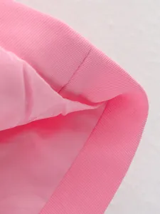 Détail de tissu rose, col côtè et doublure en gros plan pour vêtement féminin élégant.