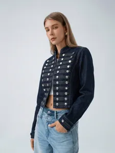 Gedetailleerd shot van een stijlvol kort spijkerjack met een opvallend dubrijks militair design.