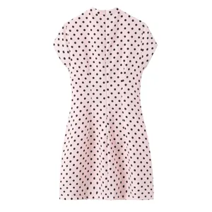 Elegantes französisches rosa Kurzarmkleid mit schwarzen Punkten, schmale figurbetonte Mini.