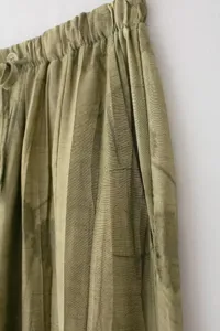 Détail de la taille élastique du pantalon décontracté avec cordon et tissu jacquard.