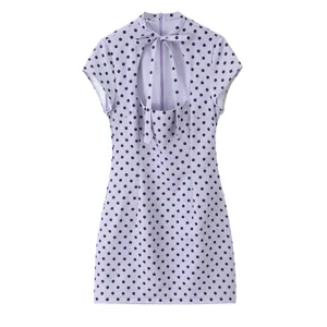 Lila Pünktchen Kleid Detail mit schickem Ausschnitt Kragen, Schleife und kurzen Ärmeln.
