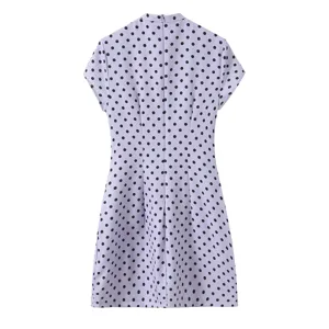 Elegantes französisches kurzes Sommerkleid in Lila mit schwarzen Punkten und Stehkragen für Damen.
