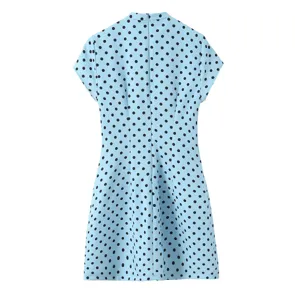 Elegantes hellblaues Kurzarm-Minikleid mit Polka-Dot-Muster und Stehkragen für den Sommer.