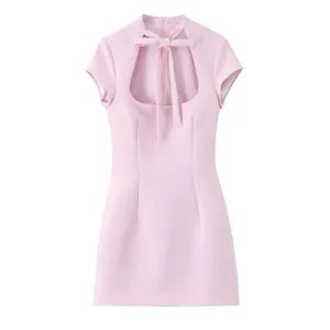 Elegantes rosa Kurzarmkleid mit Stehkragen, Schleife und Ausschnitt für den Sommer.