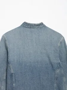 Jeansjas detail achterkant, lichtblauwe wassing, opstaande kraag, slanke pasvorm dames.