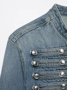 Close-up detail van dames denim jas met opstaande kraag en stijlvolle metalen knopen.