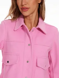 Chaqueta camisa de lana rosa para mujer con cuello solapa, botones a presión y bolsillos.
