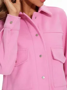 Vista detallada de camisa chaqueta de mezcla de lana rosa con bolsillos delanteros y botones.