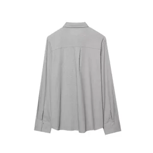 Vista dettagliata del retro della camicia casual grigia a maniche lunghe con piega.