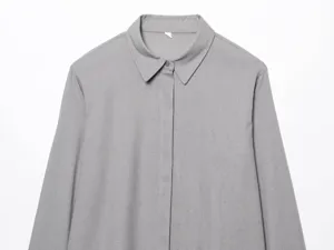 Vista di dettaglio della camicia grigia a maniche lunghe, colletto risvolto casual semplice.