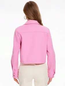 Vista posterior detallada de la camisa de tweed rosa con diseño de estilo otoñal.
