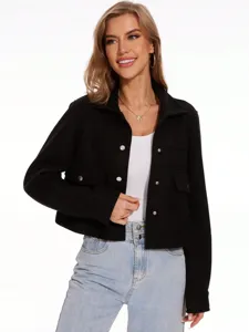 Vista detallada de la elegante chaqueta de tweed negro con cuello de solapa y botones.