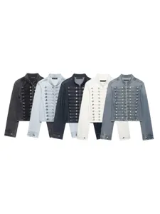 Kort denim jasje voor dames in militaire stijl met dubbele metalen knopen en opstaande kraag.
