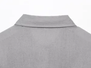 Vista dettagliata del colletto della camicia grigia, tessitura del tessuto casual.