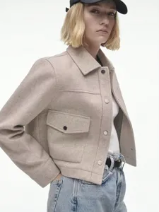 Moderna chaqueta corta de mezcla de lana para mujer con solapa y prácticos botones de presión.