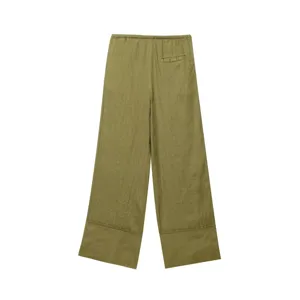 Vista posteriore dei pantaloni larghi verdi casual con vita elastica e tasca posteriore utile.