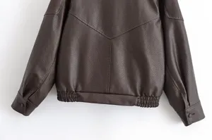 Vue détaillée du dos d'un élégant blouson en cuir marron grain litchi pour femme.