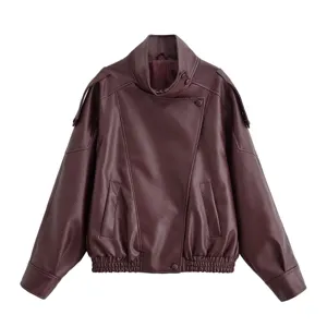 Veste en similicuir bordeaux pour femme avec col montant élégant et texture litchi.