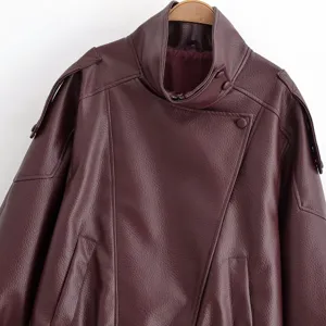 Détail de veste en similicuir bordeaux, col stylé et design de poche pour femmes.