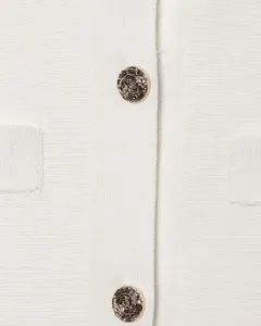 Vue détaillée du cardigan en tricot blanc pour femmes avec boutons métalliques élégants.