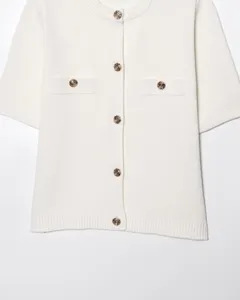 Élégant cardigan en tricot blanc à manches courtes avec boutons dorés et poches avant.