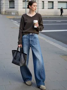 Vista di dettaglio di jeans donna larghi ampi lavaggio vintage blu con doppio bottone.