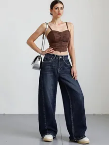 Vista dettagliata di jeans da donna a vita media con gamba larga e stile chic.