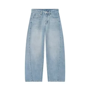 Vista ravvicinata dettagliata di jeans da donna azzurri con cuciture curve.
