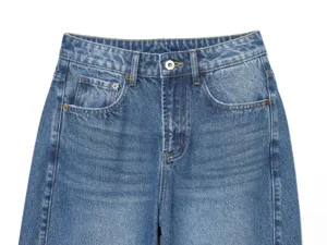 Primo piano sui dettagli dei jeans da donna blu a vita media con bottone frontale e tasche.