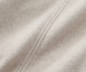 Gros plan sur le tissu avec une texture en laine douce et des coutures soignées.