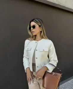 Elegant women's short tweed jacket with round neck and chic pocket details for stylish daily wear.