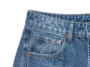 Primo piano della cintura in denim blu da donna e della tasca portamonete con rivetti.