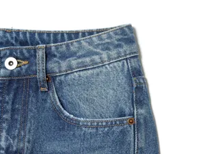 Dettaglio di jeans blu con classiche cuciture a contrasto, vita a metà altezza e bottoni metallici.