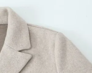 Vue detaillee manteau laine femme col revers unicolore mode hiver vetement tissu