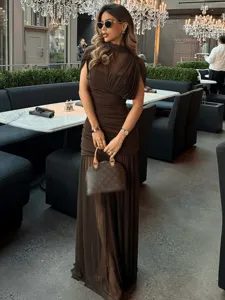 Elegante vestido largo marrón de malla con cuello alto sin mangas fruncido de mujer chic