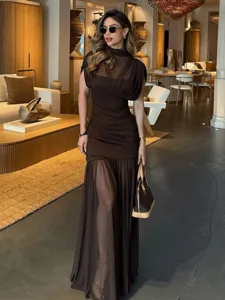 Elegante vestido largo marrón sin mangas fruncido, diseño patchwork de malla transparente.