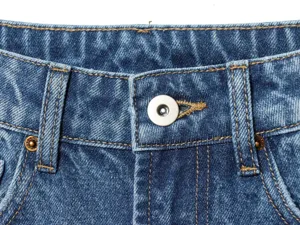 Primo piano sui dettagli del girovita di jeans da donna blu, con bottone e cuciture.