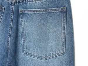 Vista di dettaglio della tasca posteriore dei jeans blu con cuciture classiche e lavaggio