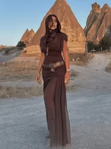 Vestido largo marrón sin mangas para mujer con cuello alto y fruncidos elegantes.