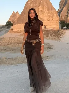 Chic vestido largo marrón sin mangas con cuello alto y pliegues, elegante maxi vestido occidental.