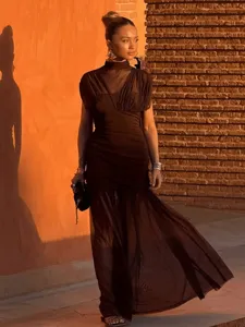 Vista detallada del elegante vestido largo marron de malla sin mangas con cuello alto y drapeado.