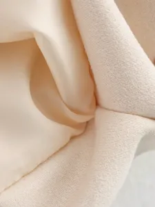 Gros plan sur la texture du tissu de la veste pour femme, tricot doux et doublure lisse.