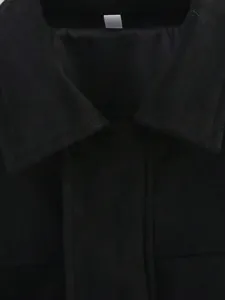 Gros plan du col d'une veste en suédine noire pour femme, montrant une texture fine et coutures.