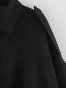 Detail de veste bomber a revers en sude noir mettant en valeur le col et lespaule.