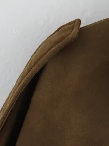 Gros plan sur le détail du col de veste en suédine pour femme, texture et coutures.