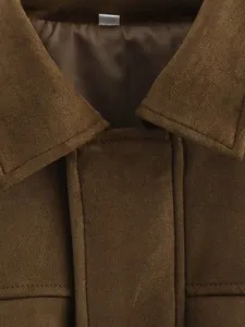 Détail du tissu en suédine marron montrant le col à revers classique et la texture.