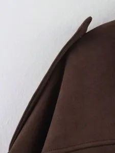 Vue de détail en gros plan du revers et de la texture du tissu du blouson aviateur en suédine.