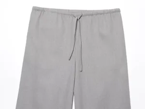 Vista ravvicinata della cintura dei pantaloni casual grigi con coulisse elastica.