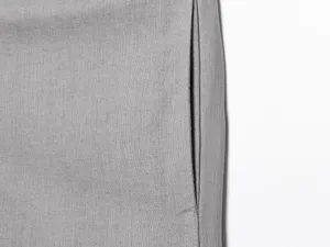 Primo piano dettaglio tasca pantaloni grigi, texture del tessuto per abbigliamento donna