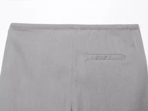 Vista dettagliata dei pantaloni casual grigi con vita elastica e tasca posteriore.